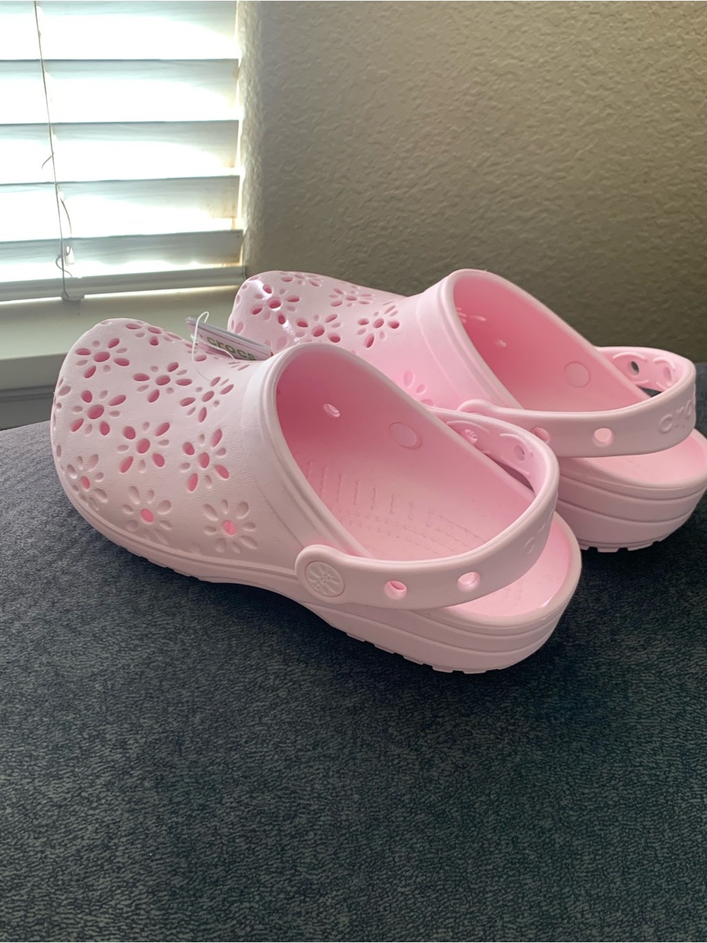 NWT Classic Flower Cut Out
Clog
Youth - J4 Pink Milk